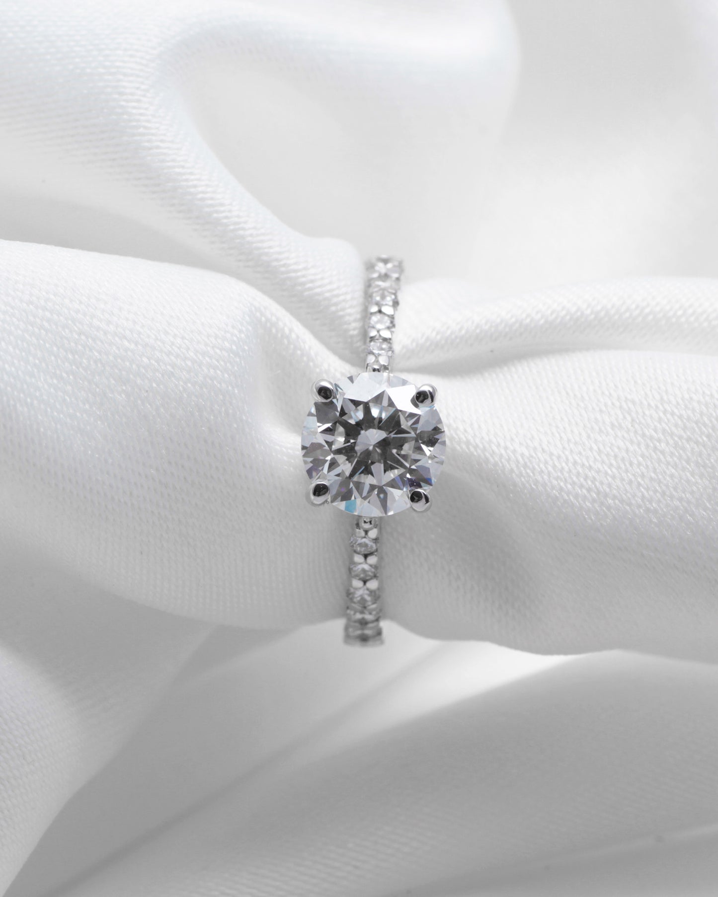 ANILLO SOLITARIO BANDA PAVEE 1.79CT