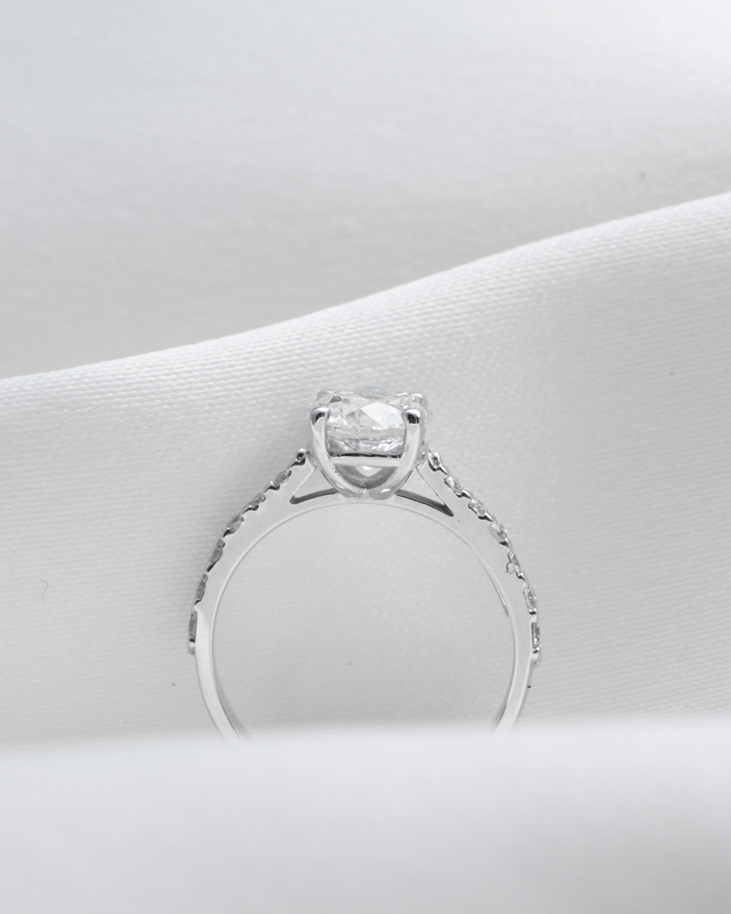 ANILLO SOLITARIO BANDA PAVEE 1.79CT